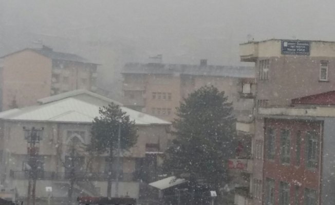 Hakkari’de kar ve sis etkili olmaya başladı Hakkari’de kar ve sis etkili olmaya başladı