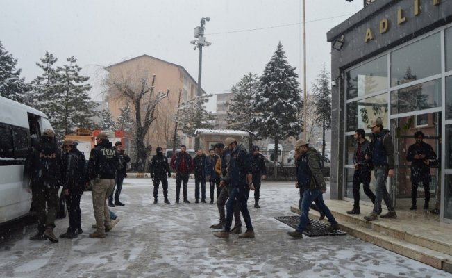 Hakkari’de sosyal medyadan terör propagandasına 6 tutuklama Hakkari’de sosyal medyadan terör propagandasına 6 tutuklama
