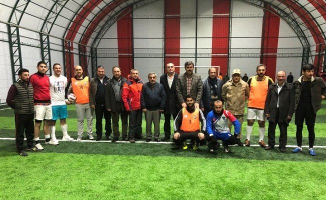 Hanak kurumlar arası futbol turnuvasının başlama vuruşunu Baydar yaptı Hanak kurumlar arası futbol turnuvasının başlama vuruşunu Baydar yaptı