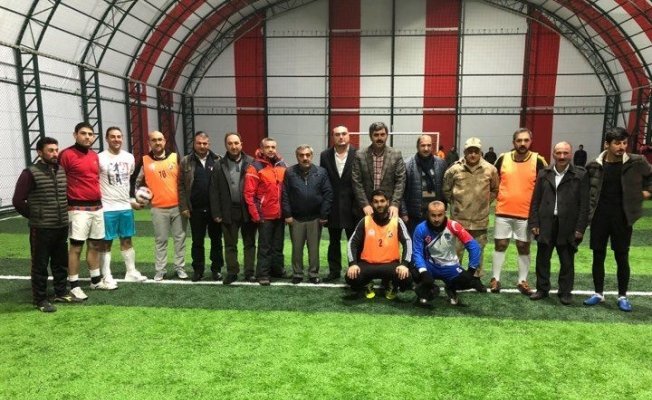 Hanak kurumlar arası futbol turnuvasının başlama vuruşunu Baydar yaptı