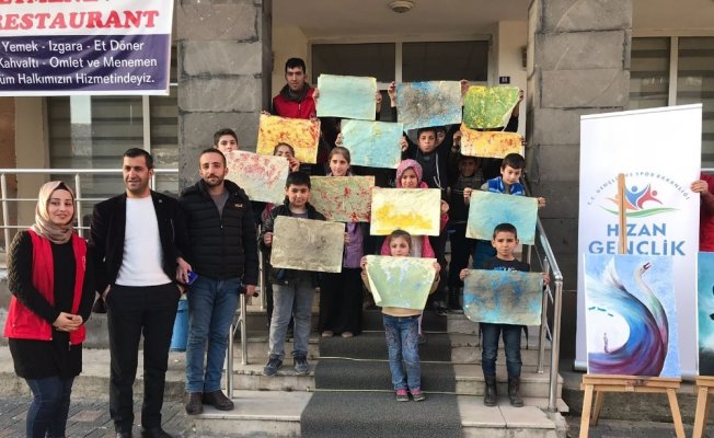 Hizanlı çocuklardan ebru sanatına büyük ilgi Hizanlı çocuklardan ebru sanatına büyük ilgi