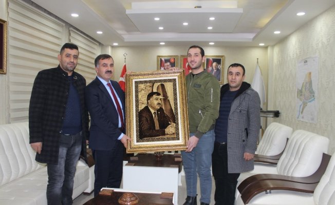 İl Başkanı Aydın’a portreli hediye İl Başkanı Aydın’a portreli hediye