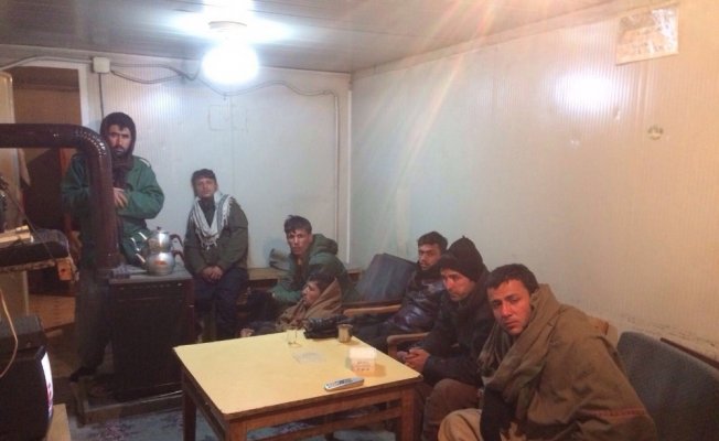 Jandarma devriye yaparken kaçak göçmenleri yakaladı