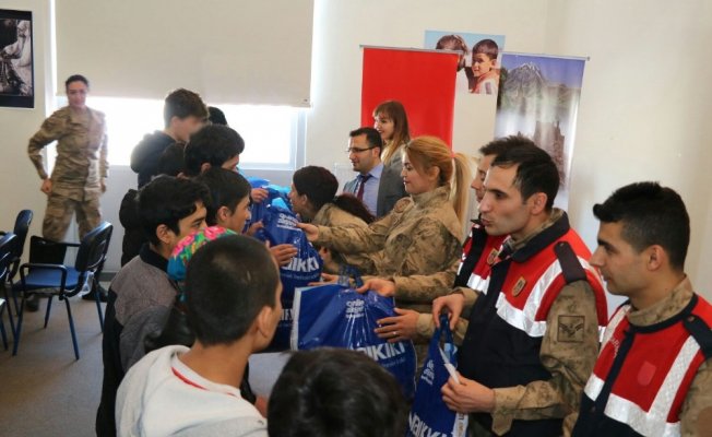 Van'da Jandarma göçmenlere kıyafet desteği verdi