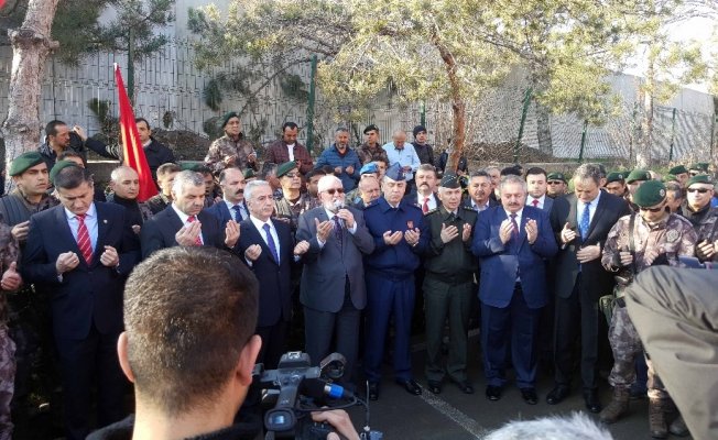 Kayseri Şeker Fabrikası PÖH’leri uğurlamak için iş durdurdu Kayseri Şeker Fabrikası PÖH’leri uğurlamak için iş durdurdu