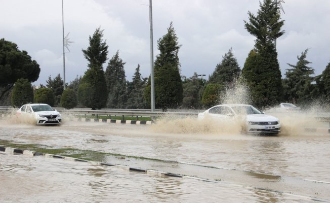 Manisa-İzmir yolu göle döndü