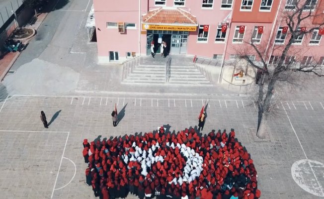 Öğrenciler Mehmetçik için bayrak oldu dalgalandı