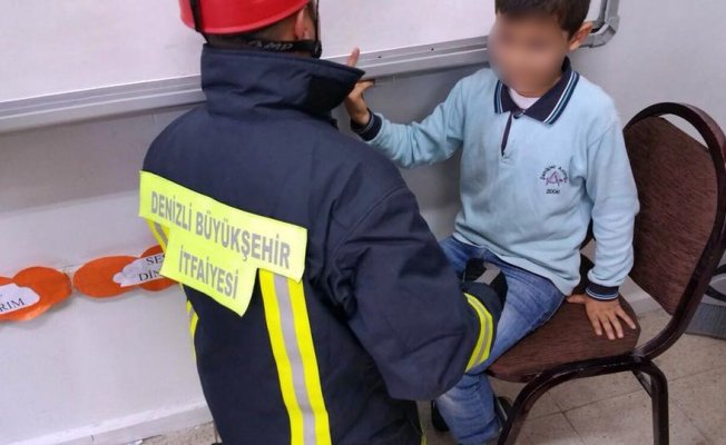 Parmağı akıllı tahtaya sıkışan öğrenciyi itfaiye kurtardı Parmağı akıllı tahtaya sıkışan öğrenciyi itfaiye kurtardı