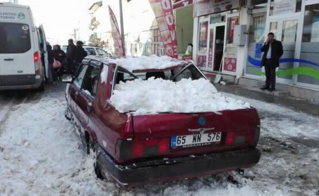 Sarıkamış’ta üzerine kar kütlesi düşen araç kullanılamaz hale geldi