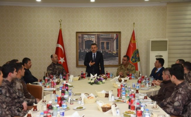 Vali Elban Afrin’e gönderilecek askerlerle yemekte buluştu