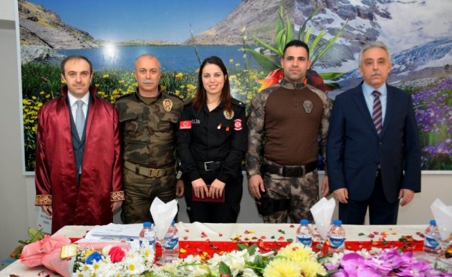 Vali Toprak, polis memurlarının nikah şahitliğini yaptı Vali Toprak, polis memurlarının nikah şahitliğini yaptı