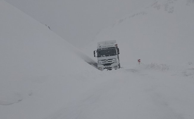 Van- Bahçesaray yolunda karla mücadele