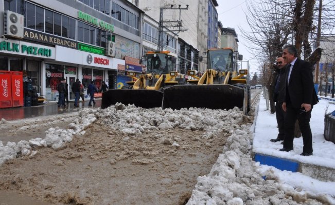 Yüksekova’da karla mücadele