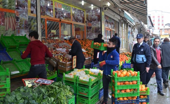 Zabıta ekipleri kaldırım işgaline taviz vermiyor