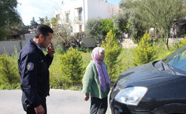 89 yaşındaki nine yola fırladı, caddeyi trafiğe kapattı