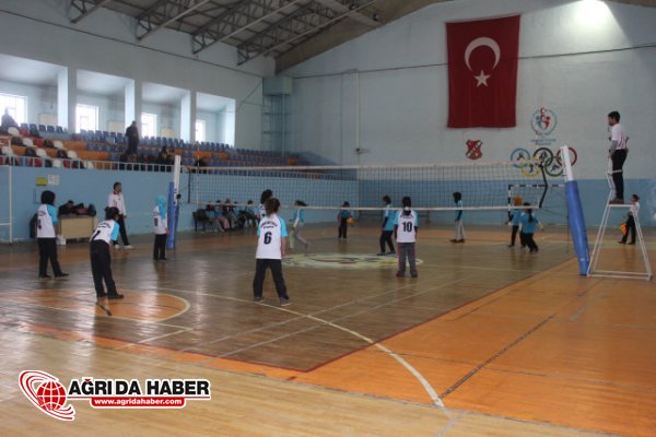 Ağrı'da Yıldızlar Voleybol Finalleri Yapıldı