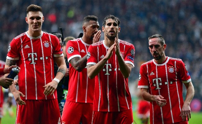 Bayernli futbolcular tribünleri alkışladı Bayernli futbolcular tribünleri alkışladı