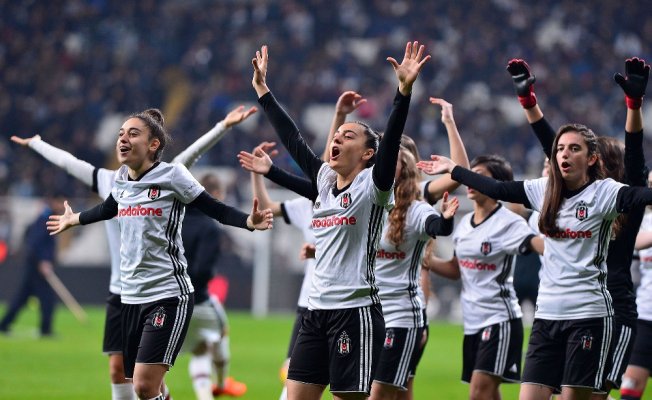 Beşiktaş Kadın Futbol Takımı’na sevgi seli