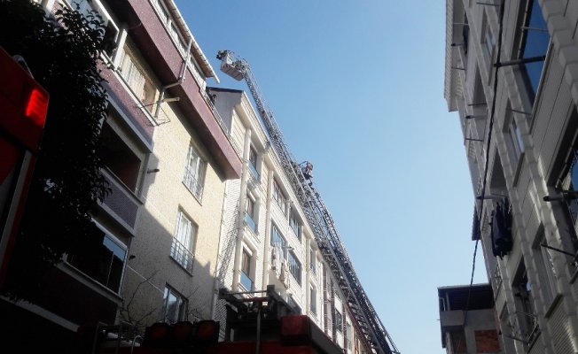 Çatı yangını vatandaşı sokağa döktü Çatı yangını vatandaşı sokağa döktü