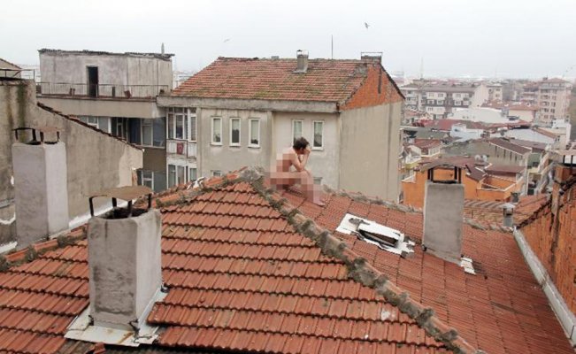 Çırılçıplak çatıya çıktı, çay teklifine indi