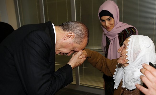 Erdoğan 105 yaşındaki Fikriye ninenin elini öptü Erdoğan 105 yaşındaki Fikriye ninenin elini öptü