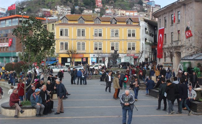 Kar beklerken parklara akın etti.