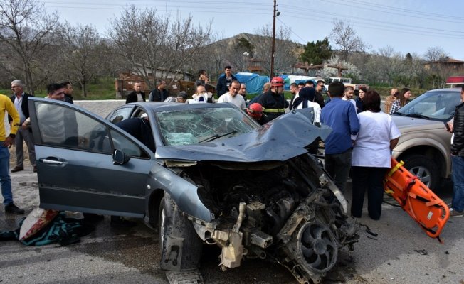 Kontrolden çıkan otomobil refüje çarptı: 1 ölü, 1 yaralı