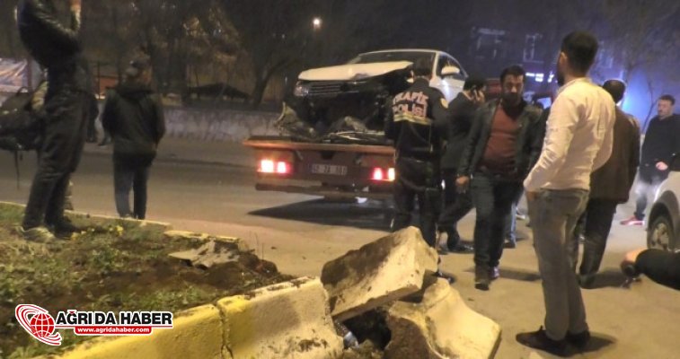 Ağrı'da Otomobil Refüje Çıktı