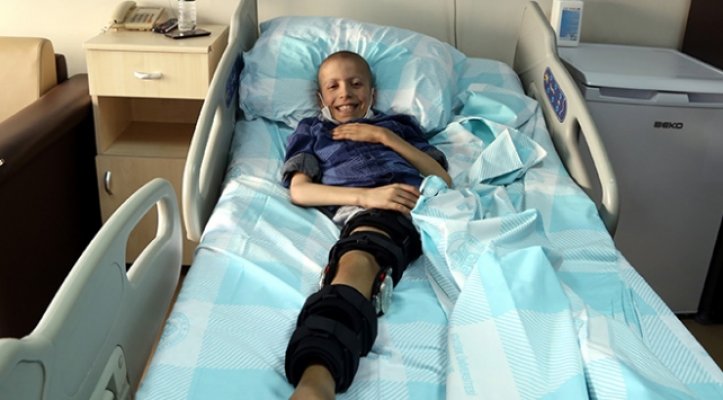 Arkadaşının Tekmesiyle Hayata Tutundu!