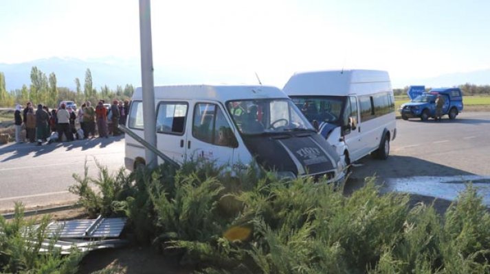 Erzincan'da Kaza 2 Minibüs Çarpıştı! Çok Sayıda Yaralı Var!