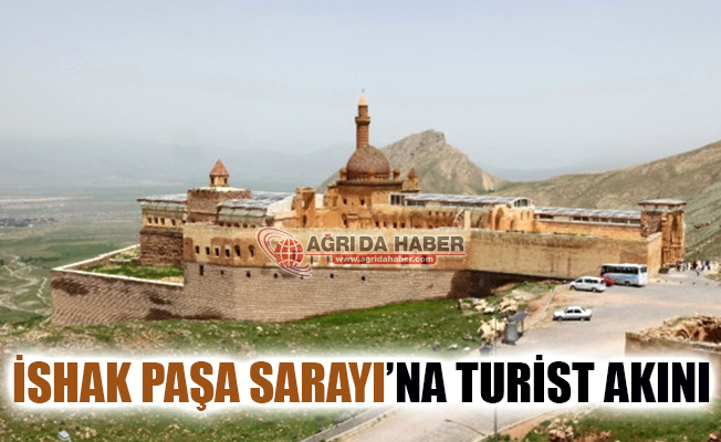 İshak Paşa Sarayı'na Turistler Akın Etti