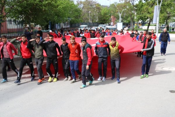 Ağrı'da Gençlik Haftası Dolayısıyla Gençlik Yürüyüşü Düzenlendi