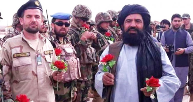 Afganistanlı Taliban Militanları Kabil'e Çiçekler Attı