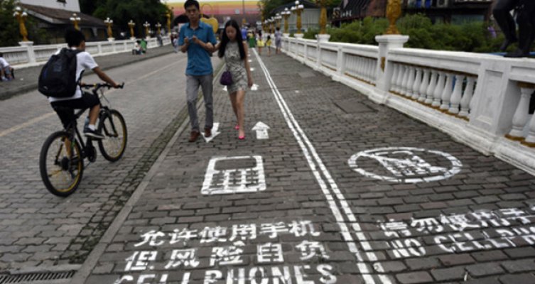 Telefona Bakarak Yürüyen Kişiler İçin Yeni Sistem