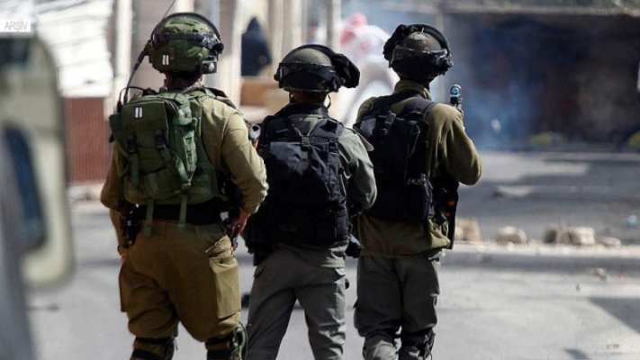 İsrailli Askerler 13 Filistinliyi Gözaltına Aldı
