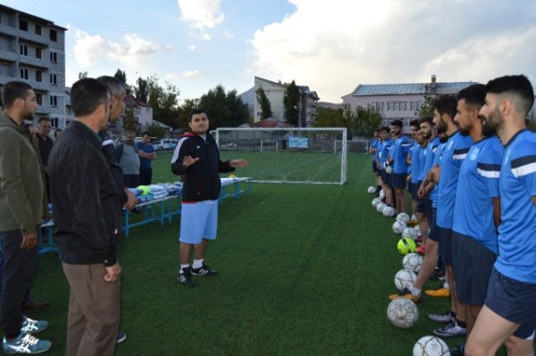 Kaymakam Ozan Sarı Eleşkirt Spor'a Malzeme Desteği Yaptı