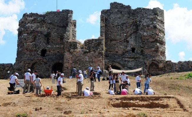 Yoros Kalesinde Tarihi Eser Çalındı