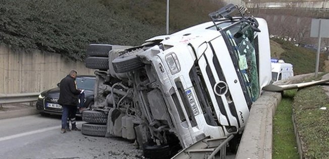 TEM'de Asfalt taşıyan Kamyon Devrildi