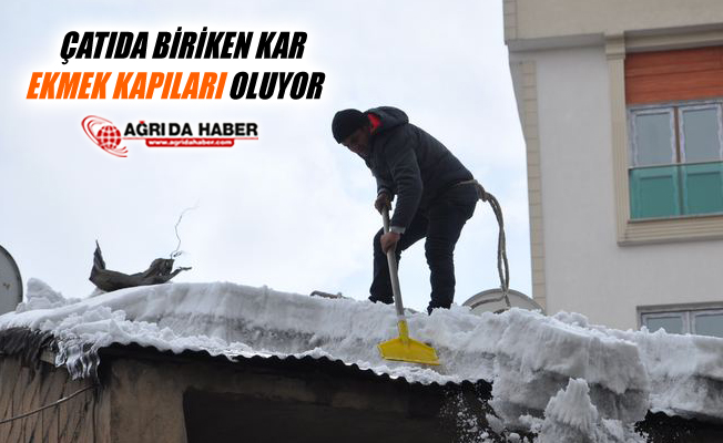 Ağrı'da Çatıda Biriken Kar Vatandaşların Ekmek Kapıları Oldu