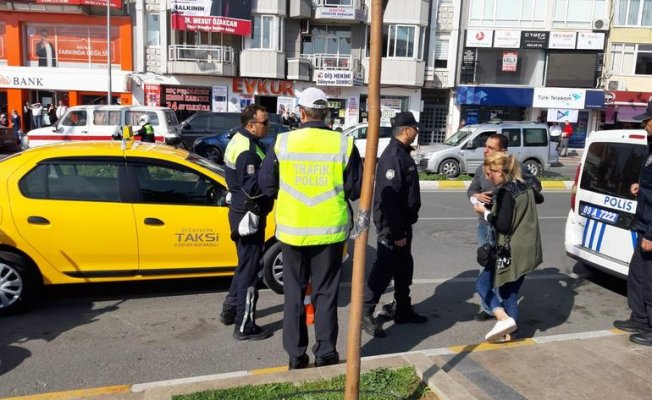 Bindiği Taksiciyi Rehin Aldı