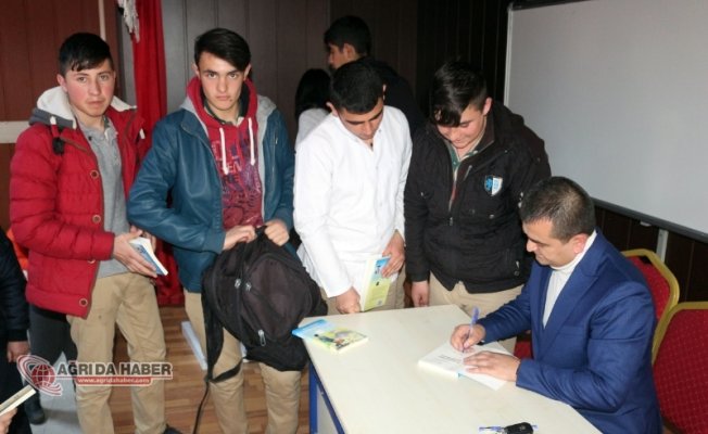 Eğitimci Yazar Ferzende Tanışır, Lise Öğrencileriyle Buluştu
