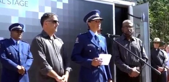 Yeni Zelanda'da polis şefi gözyaşlarıyla Müslüman Oldu