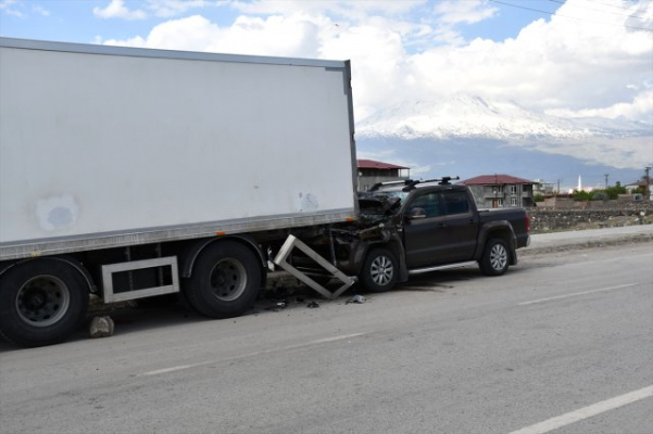 Doğubayazıt'ta park halindeki tıra arkadan çarptı : 1 Yaralı