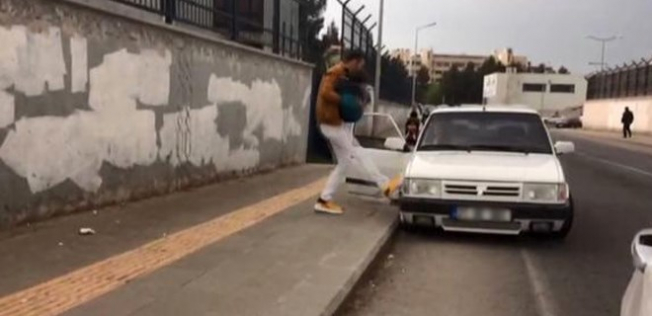 Sokak Ortasında Akıl Almaz Olay! Önce dövdü Sokak Ortasında Akıl Almaz Olay! Önce dövdü