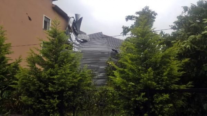 Fırtına çatıları uçurdu