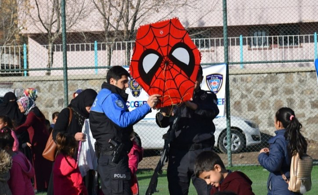 Eleşkirt İlçe Emniyetinin ÇOGEP Projesi "Gönül Bağı İle Güvenli Yarınlar"