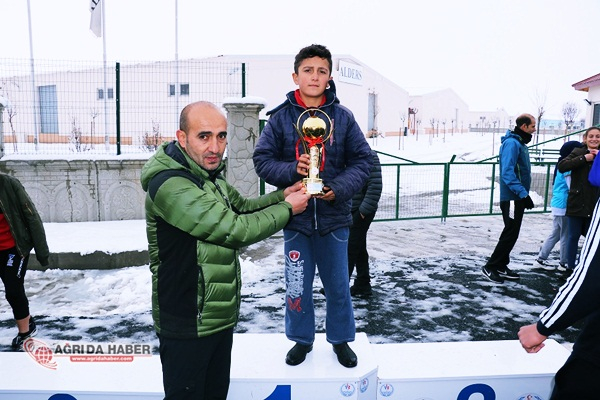 Ağrı’da Okul Sporları Kros Yarışmaları Yapıldı