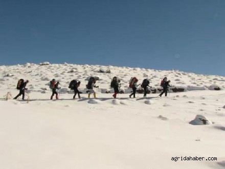 Eksi 40 Derecede Ağrı Dağı'na Tırmandılar