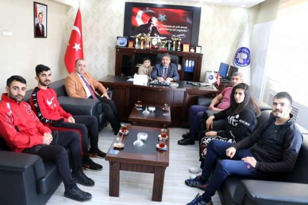 Ağrı'da başarılı sporculardan Gençlik ve Spor İl Müdürüne ziyaret