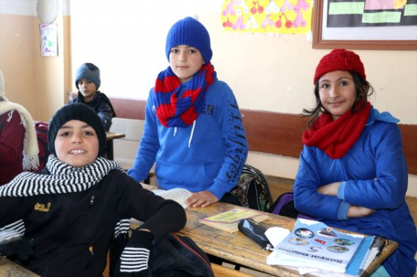 Ağrı Tutak'taki Öğrencilere Diyarbakır'dan Atkı Bere